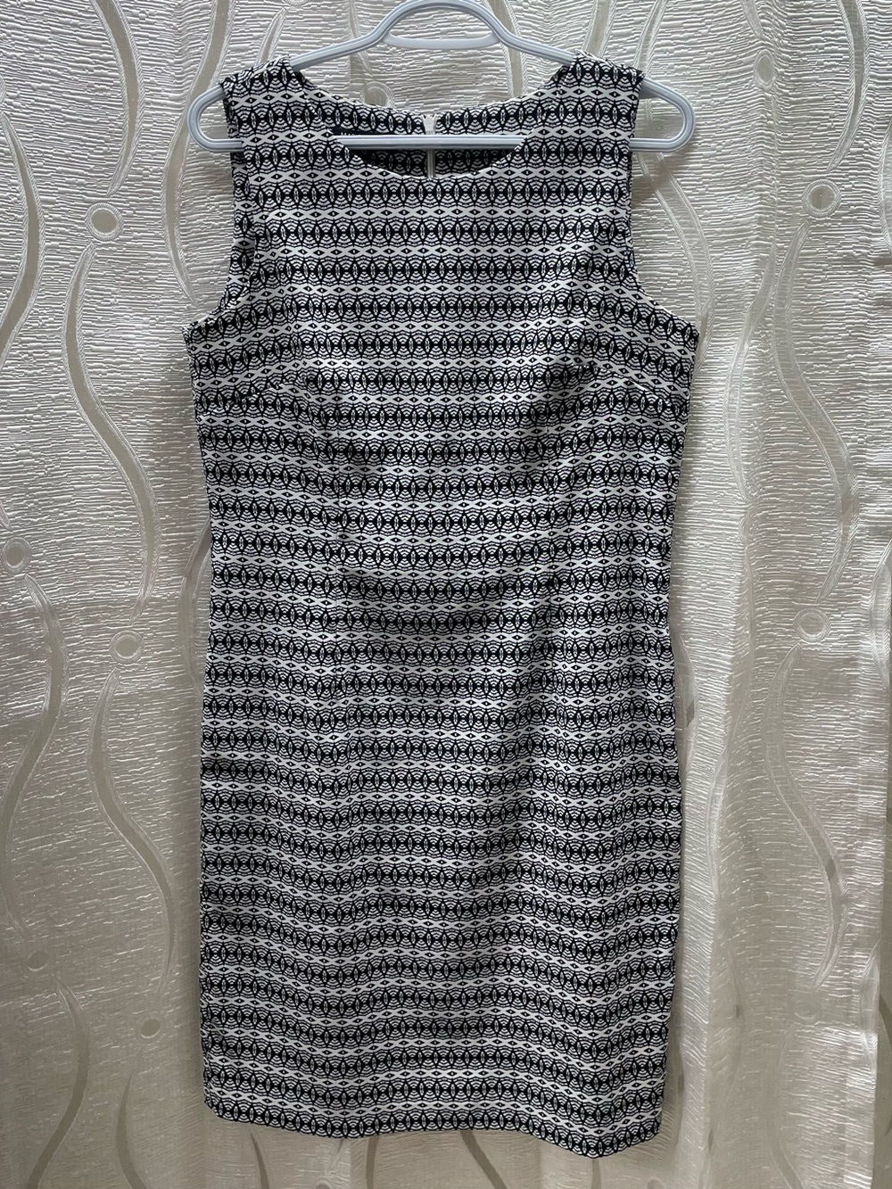 Mario Serrani Sheath Dress Women 10 Black White Excellent Geometric Sleeveless